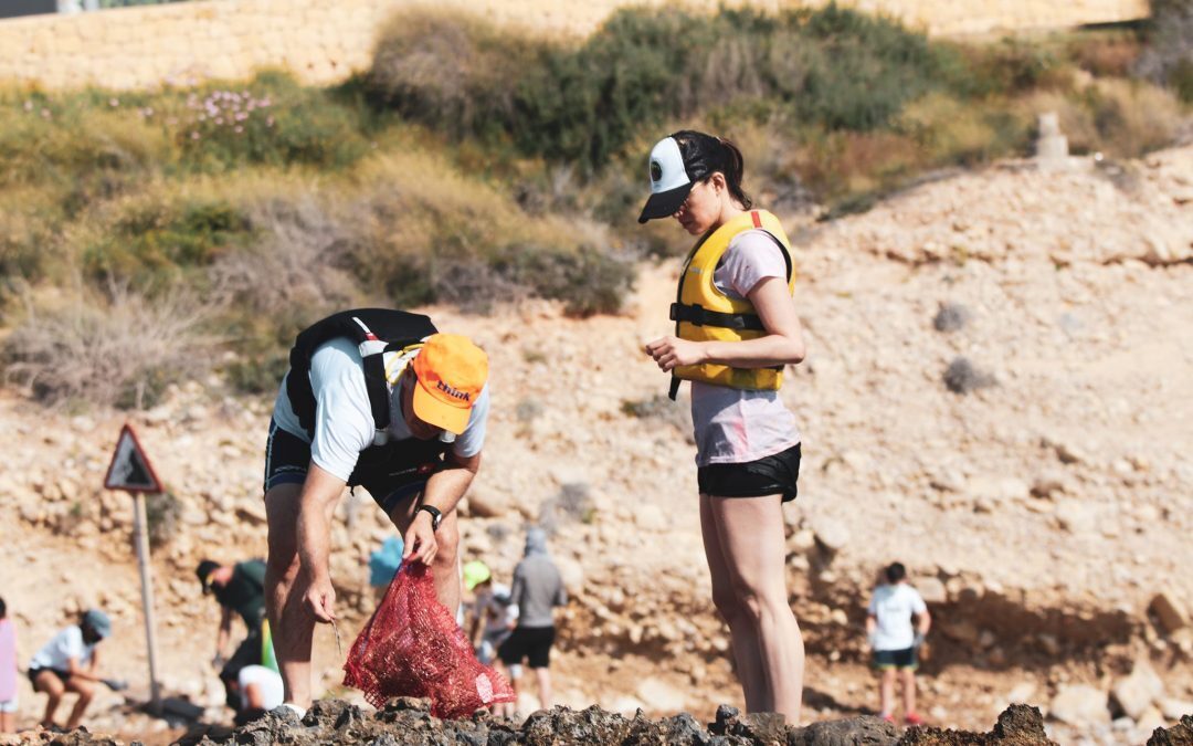 El Campello limpia sus playas de microplásticos