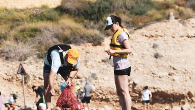 El Campello limpia sus playas de microplásticos