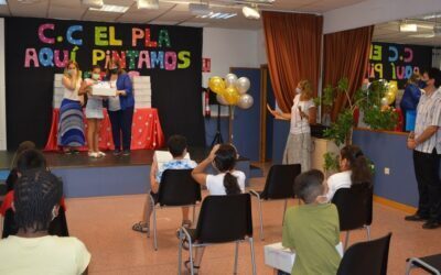 Distinción a los jóvenes que decoraron el centro comunitario del Plá