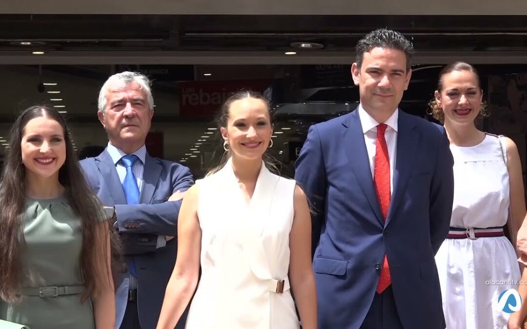 Visita de la Bellesa del Foc y de sus damas de honor a los centros de El Corte Inglés