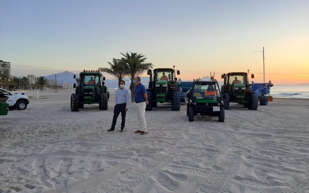 Alicante refuerza el dispositivo de limpieza de playas y costas y lo amplía hasta octubre