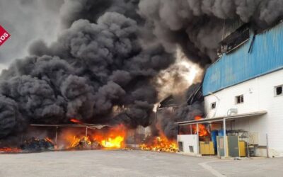 Espectacular incendio de una fábrica de caucho en San Vicente