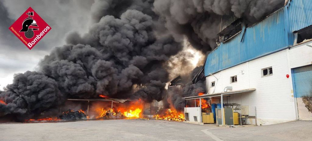 Espectacular incendio de una fábrica de caucho en San Vicente