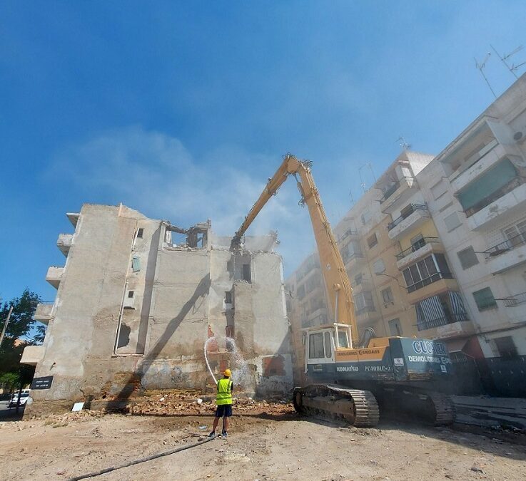 La Concejalía de Urbanismo derriba el edificio en ruinas de Nou Alcolecha