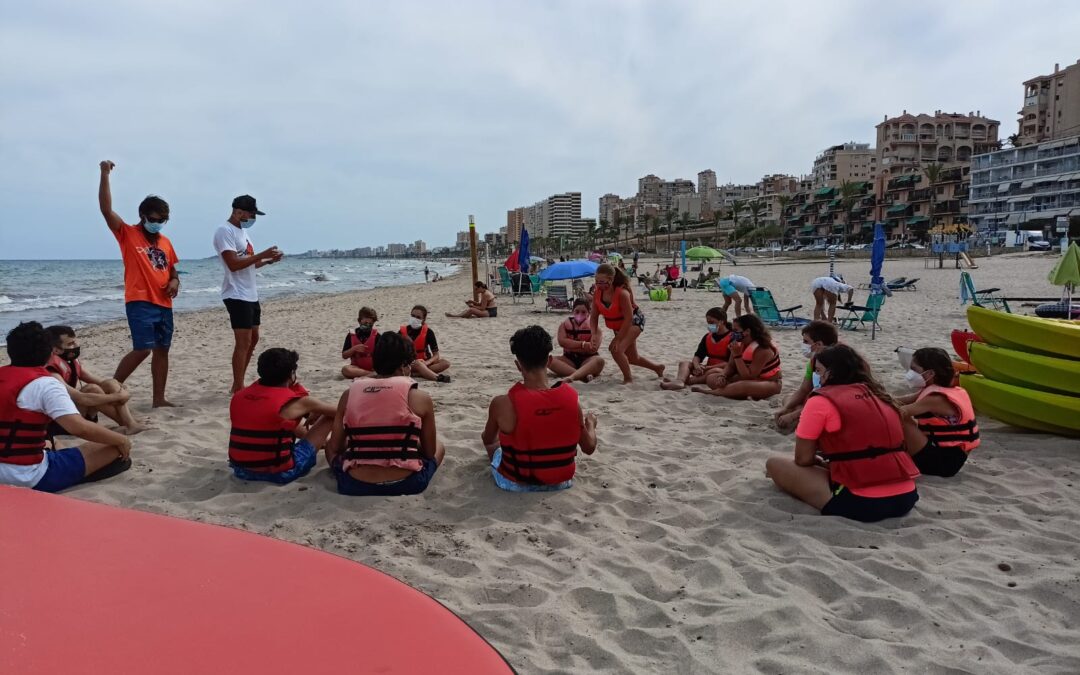 Arrancan los talleres de deportes náuticos para jóvenes en la Zofra de El Campello