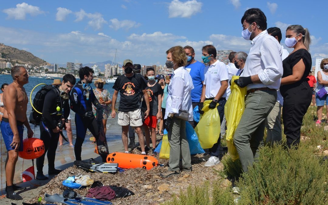 La Reina Sofía participa en una limpieza de residuos en La Almadraba