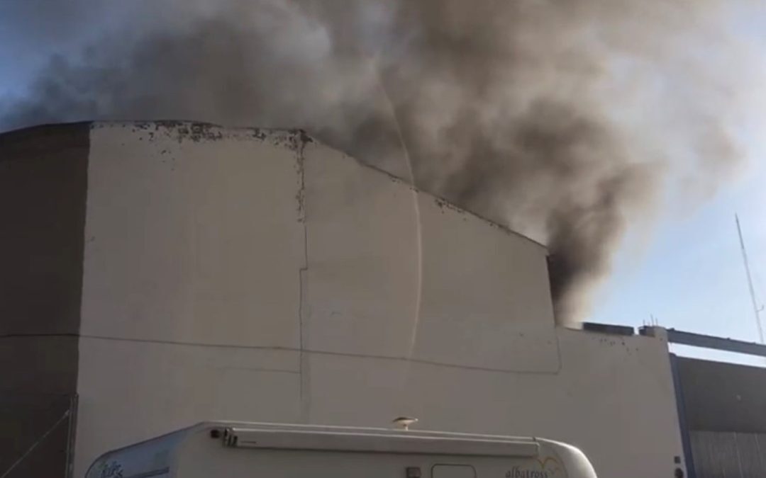 Los bomberos extinguen un incendio en una nave del Polígono de Babel