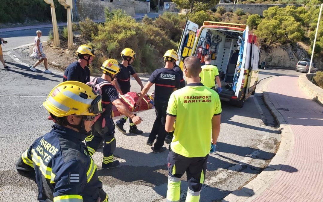 Los bomberos rescatan a una persona que se despeñó por el Castillo de Santa Bárbara