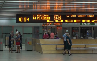 Las escaleras LGTBI de la estación del TRAM en Luceros vuelven para quedarse