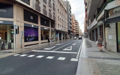 La calle Reyes Católicos se reabre al tráfico tras la renovación del colector de aguas