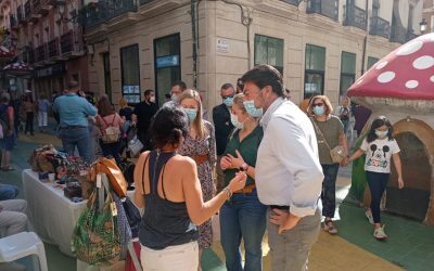 «Botigues al Carrer» atrae a cientos de personas a la zona centro de Alicante