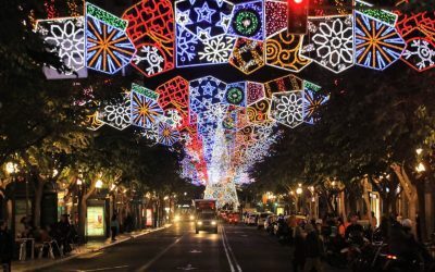 Alicante comienza a instalar la iluminación de Navidad con 870 arcos y guirnaldas