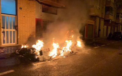 El SPEIS y la Policía Local extinguen un incendio de motocicletas
