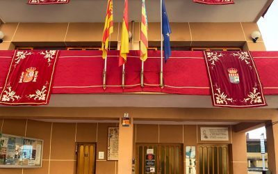 El Ayuntamiento de El Campello se viste de gala con motivo de las fiestas