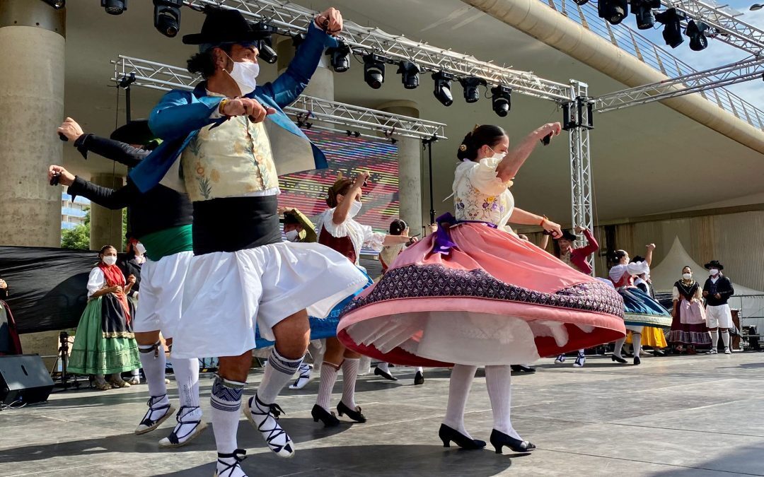 La danza tradicional marca el acto institucional por el 9 de Octubre en El Campello
