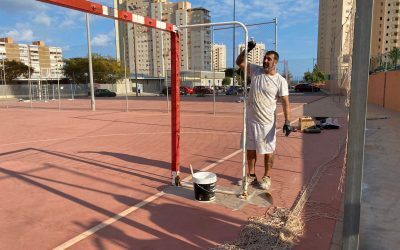 Comienza la reparación de las pistas deportivas junto al colegio Fabraquer