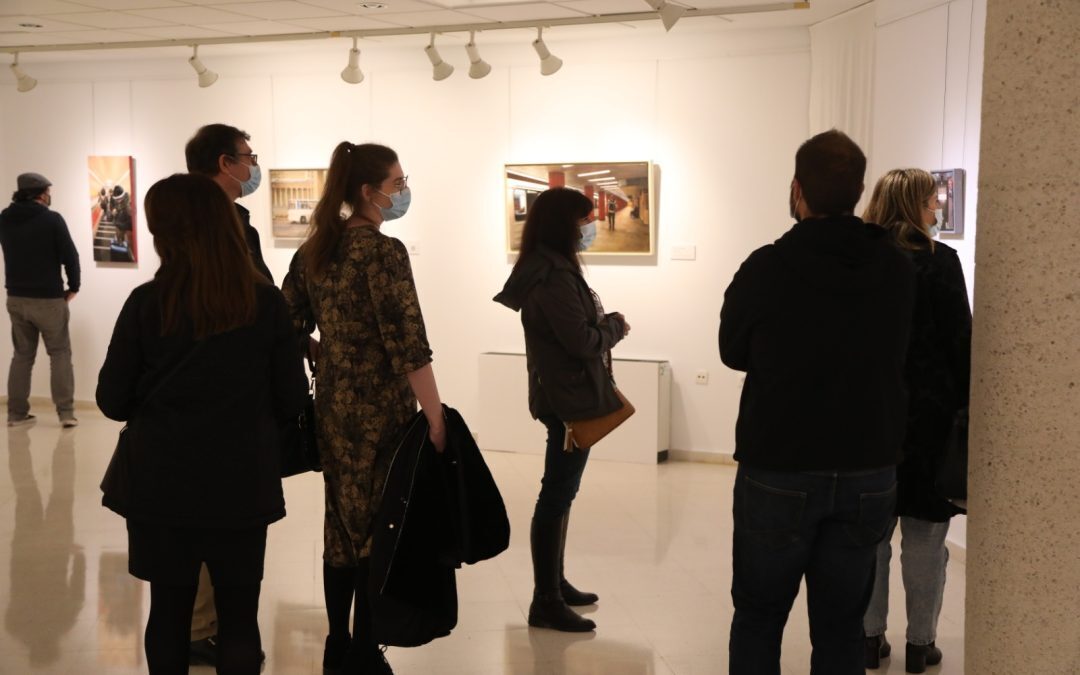Sandra Valls expone una muestra pictórica en la sala Pablo Lau de Sant Joan d’Alacant