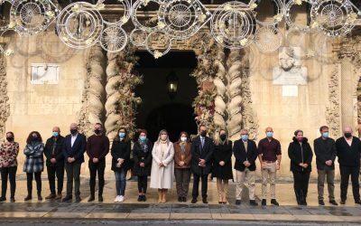 Minuto de silencio por el asesinato machista de una mujer en Torrevieja