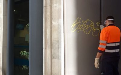 El Ayuntamiento restaura la fachada y limpia los grafitis del edificio consistorial