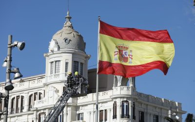 La Plaza del Mar estrena una bandera de España en el Día de la Constitución