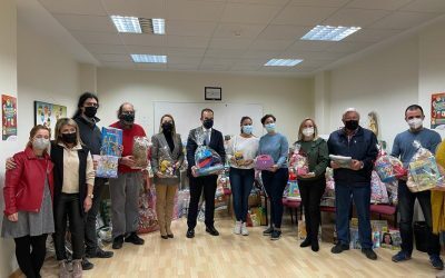 Entrega de juguetes y alimentos en la X Fiesta Solidaria de la Zona Edusi