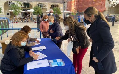 Decenas de personas recogen las mascarillas gratuitas en la Plaza del Ayuntamiento