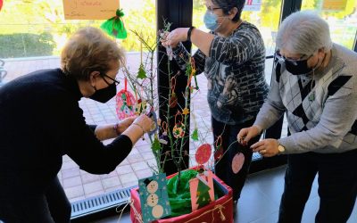 Mayores y escolares intercambian felicitaciones navideñas en Sant Joan