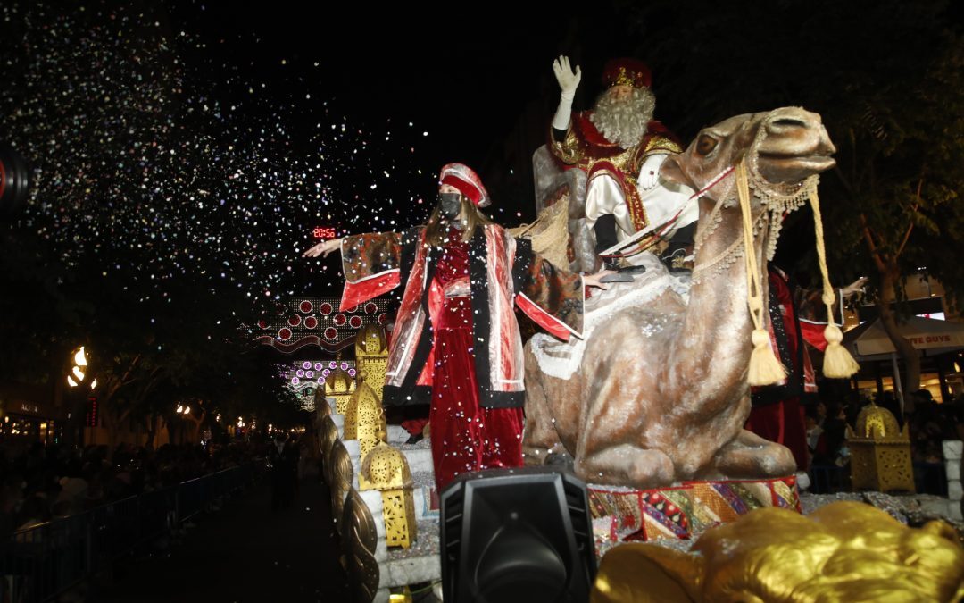 La Cabalgata solidaria de Alicante devuelve la ilusión por la magia de los Reyes Magos
