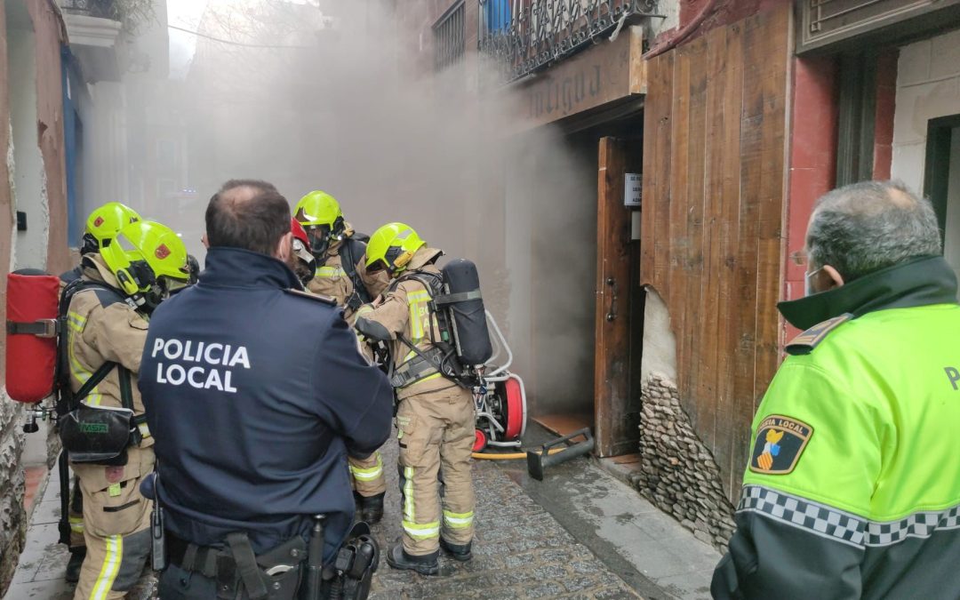Los bomberos del SPEIS extinguen un incendio en el Casco Antiguo de Alicante