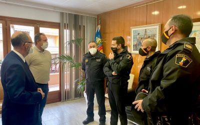 Cuatro agentes de la Policía local de El Campello salvan  la vida a un hombre infartado