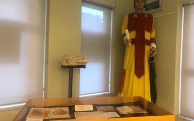 El Archivo Municipal muestra en sus ventanales la huella de Alfonso X en Alicante