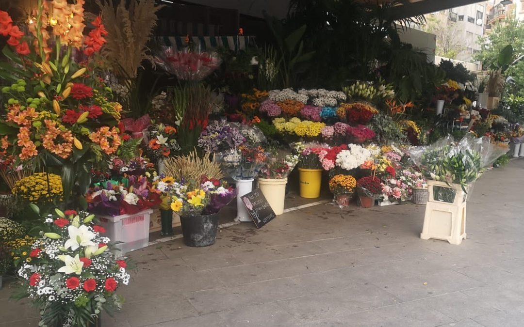 Los puestos de venta de flores del Mercado abren este miércoles de 7 a 15 horas