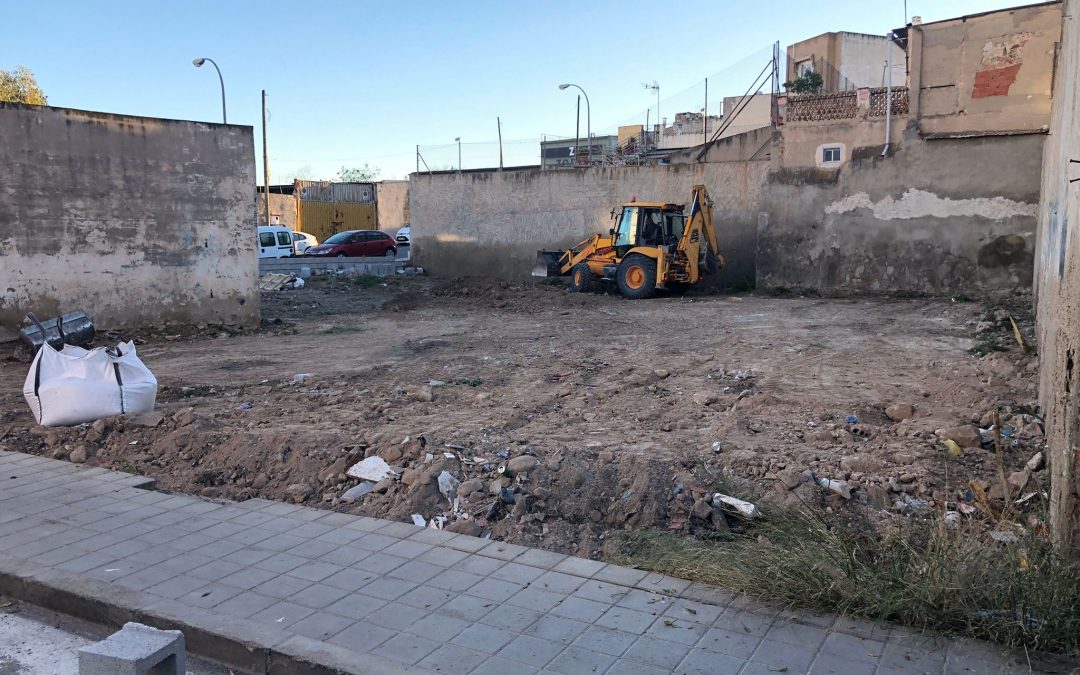 Urbanismo ejecuta limpiezas subsidiarias de solares en zonas del centro de Alicante