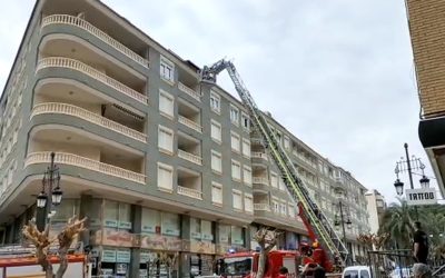 Los bomberos sofocan un incendio en una vivienda de El Campello