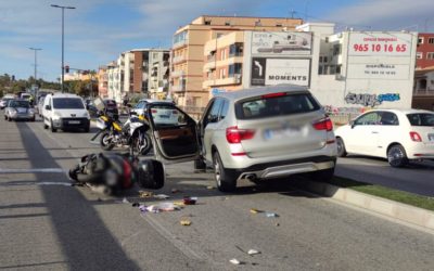 La Policía interviene en un accidente con dos heridos en la avenida de Elche