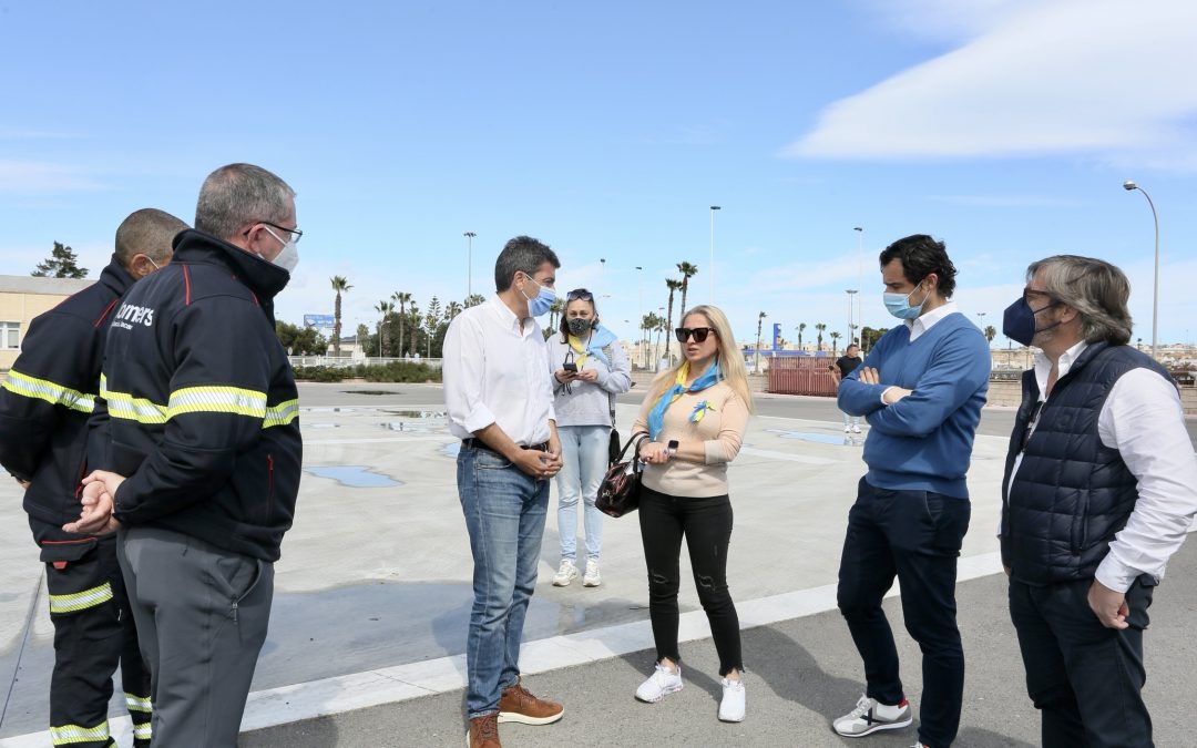 Mazón recibe en Torrevieja a los bomberos y a los refugiados de Ucrania