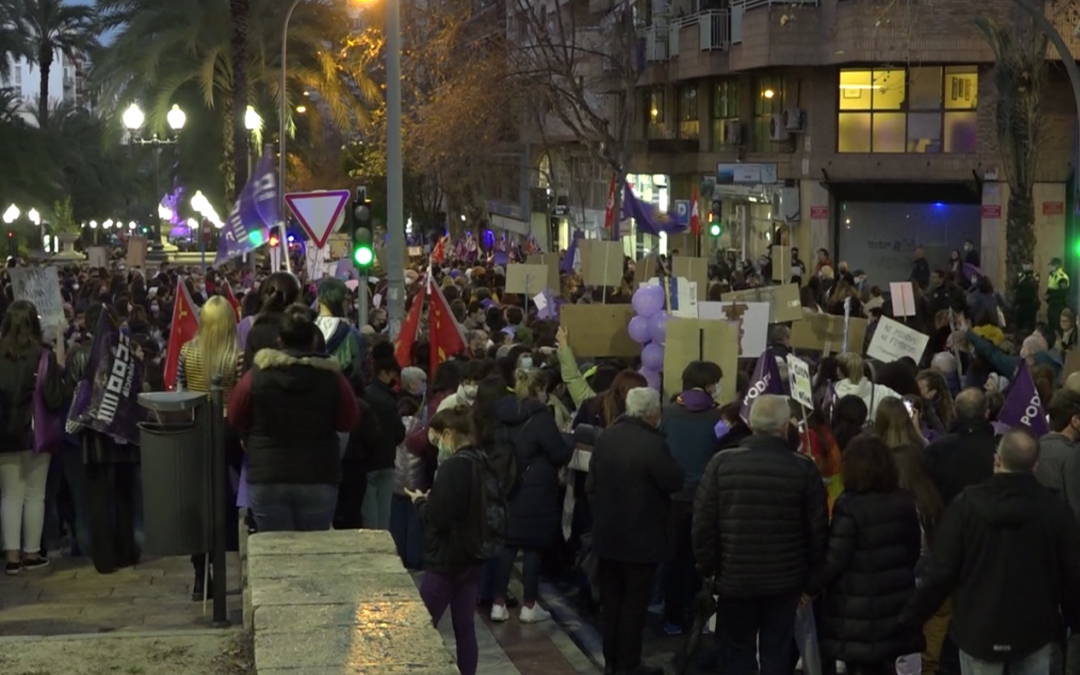 La lucha por la igualdad toma las calles de Alicante por el 8M dos años después