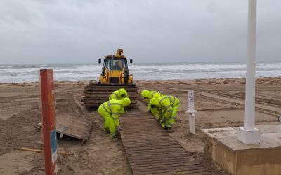 El Campello prepara la Semana Santa con la instalación de pasarelas en las playas