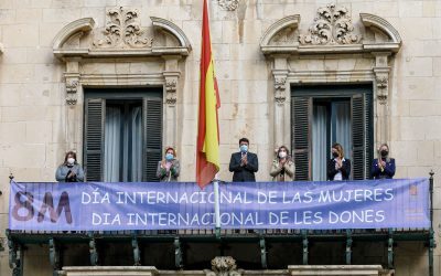 Alicante conmemora el 8M con una pancarta en el balcón del Ayuntamiento