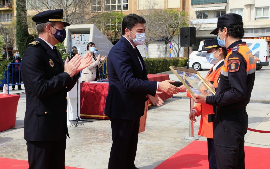 Alicante reconoce el trabajo de los voluntarios de Protección Civil por su labor en la pandemia 