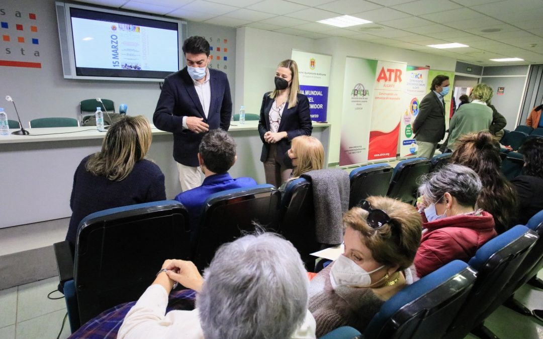 El alcalde clausura el Día Internacional del Consumidor y ensalza la labor del CERCA