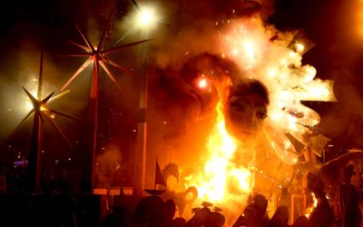 La cremà de la hoguera “Alicante, un mar de ilusiones” cierra las Convivencias
