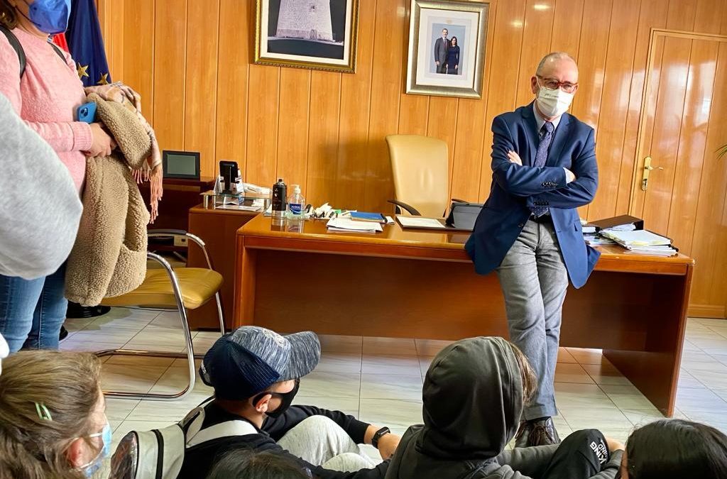 Alumnos del colegio Rafael Altamira visitan el Ayuntamiento El Campello