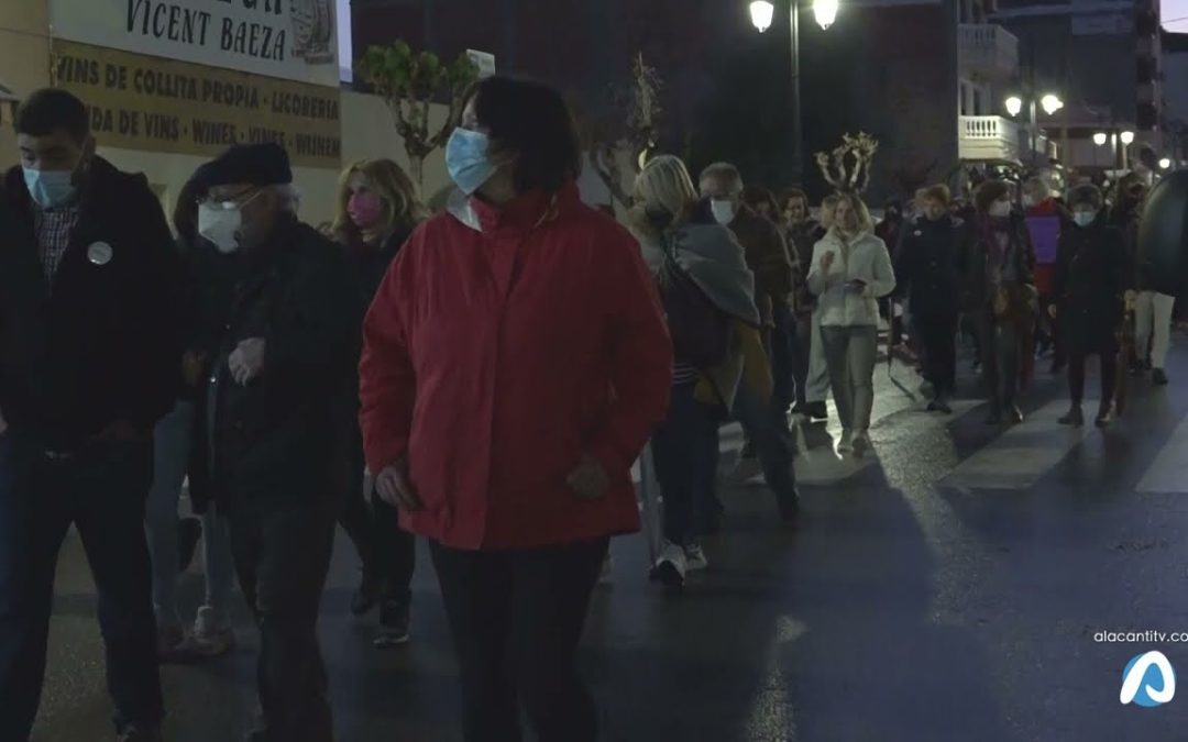 Centenares de mujeres se movilizan en El Campello por la igualdad