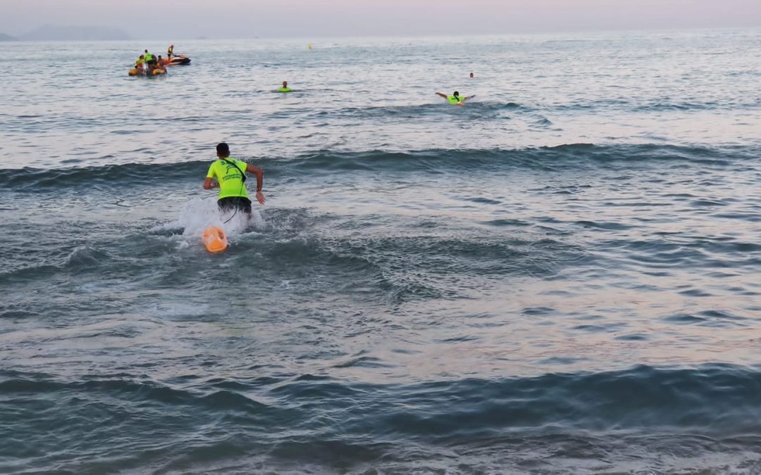 La rápida actuación de socorristas salva a una familia de ahogarse en El Campello