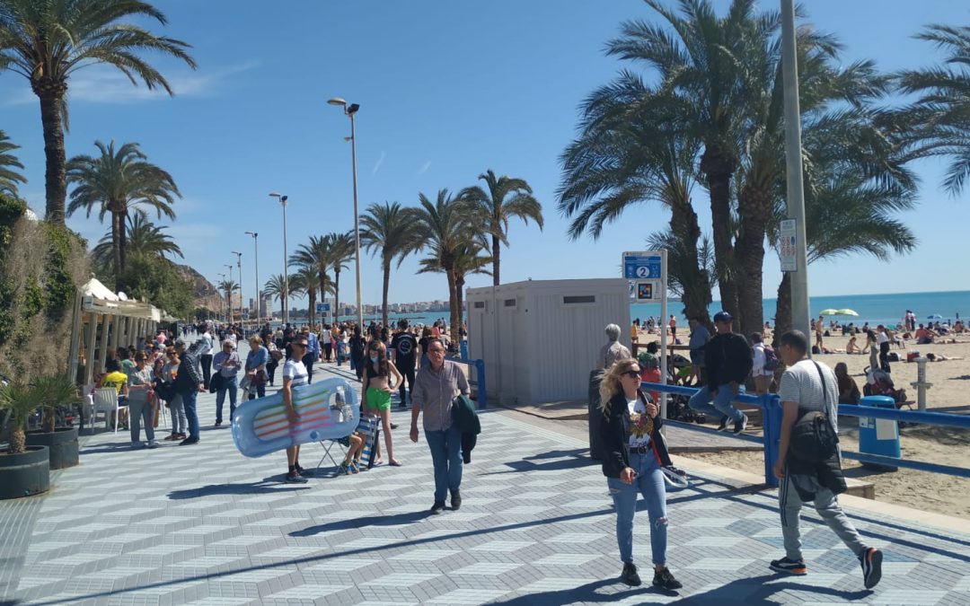 Alicante limpia playas y paseos para las vacaciones tras el temporal  