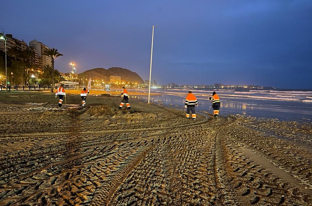 Hasta 24 equipos de limpieza trabajan en recuperar las playas tras el temporal