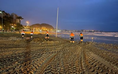 Hasta 24 equipos de limpieza trabajan en recuperar las playas tras el temporal