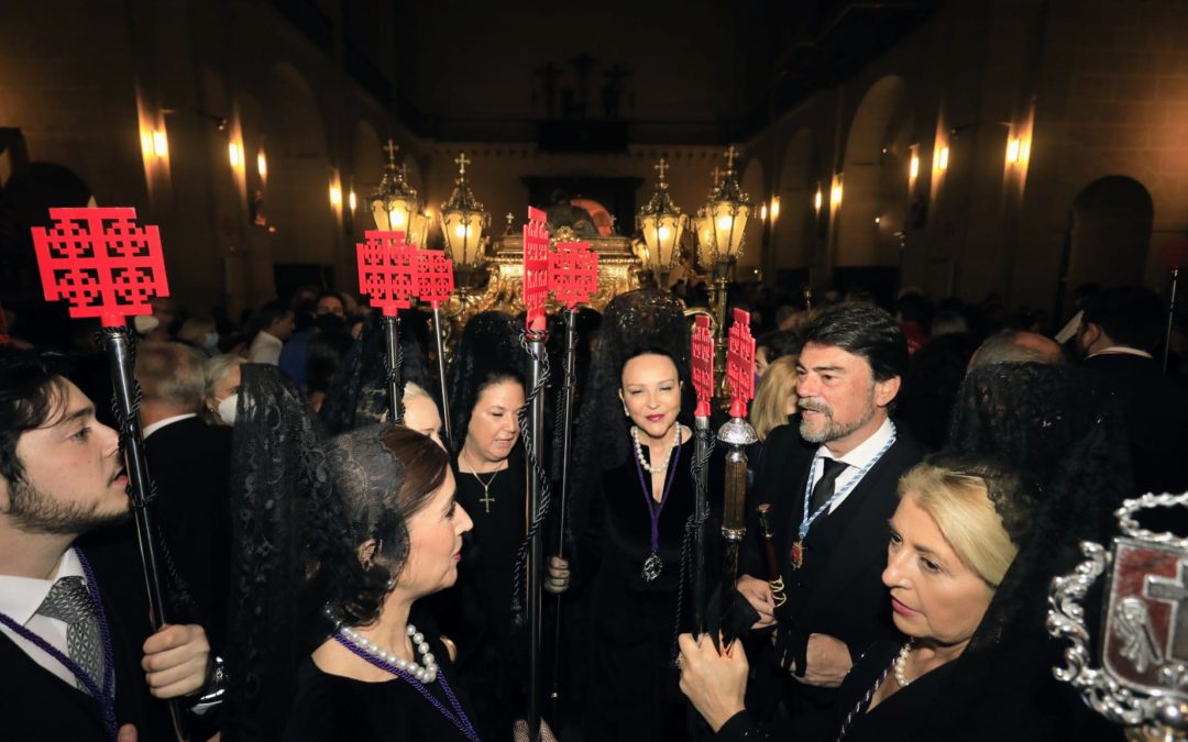 Barcala desfila con el Santo Sepulcro para presidir la Procesión del Entierro