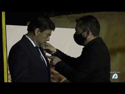 El alcalde de Alicante recibe la Insignia de Oro de la Hermandad de Santa Cruz